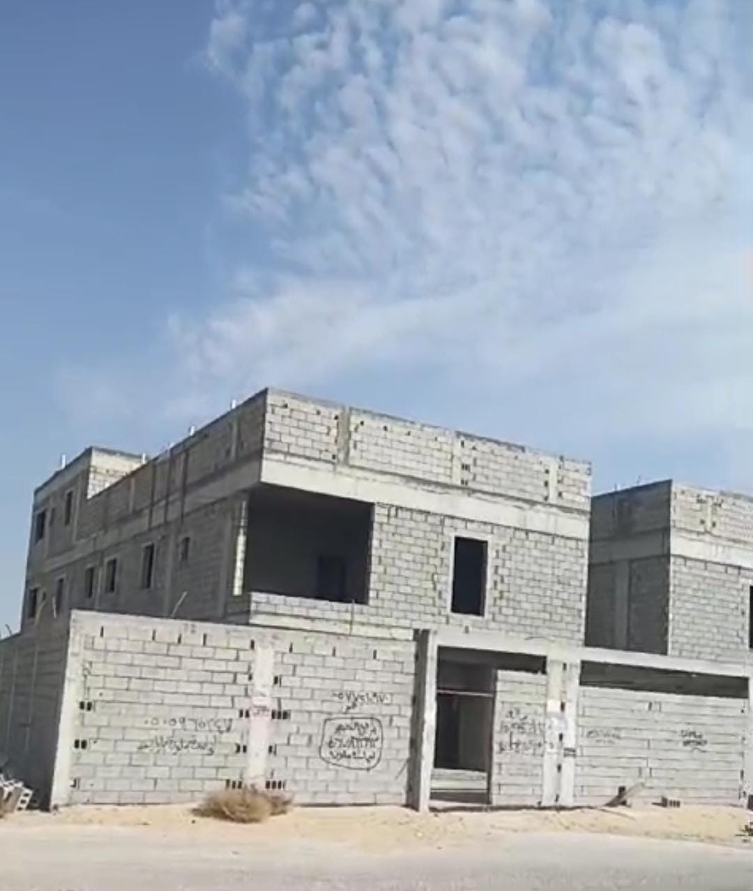 عمارة عظم (دور أرضي و 3 شقق) للبيع في الخزامي